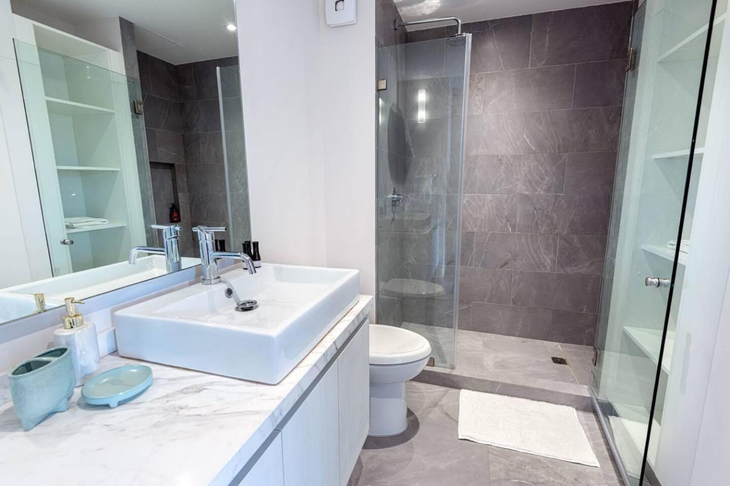 Luxury Condo, 150mb, 2 Bedroom, Cine, Gym, Pool *
