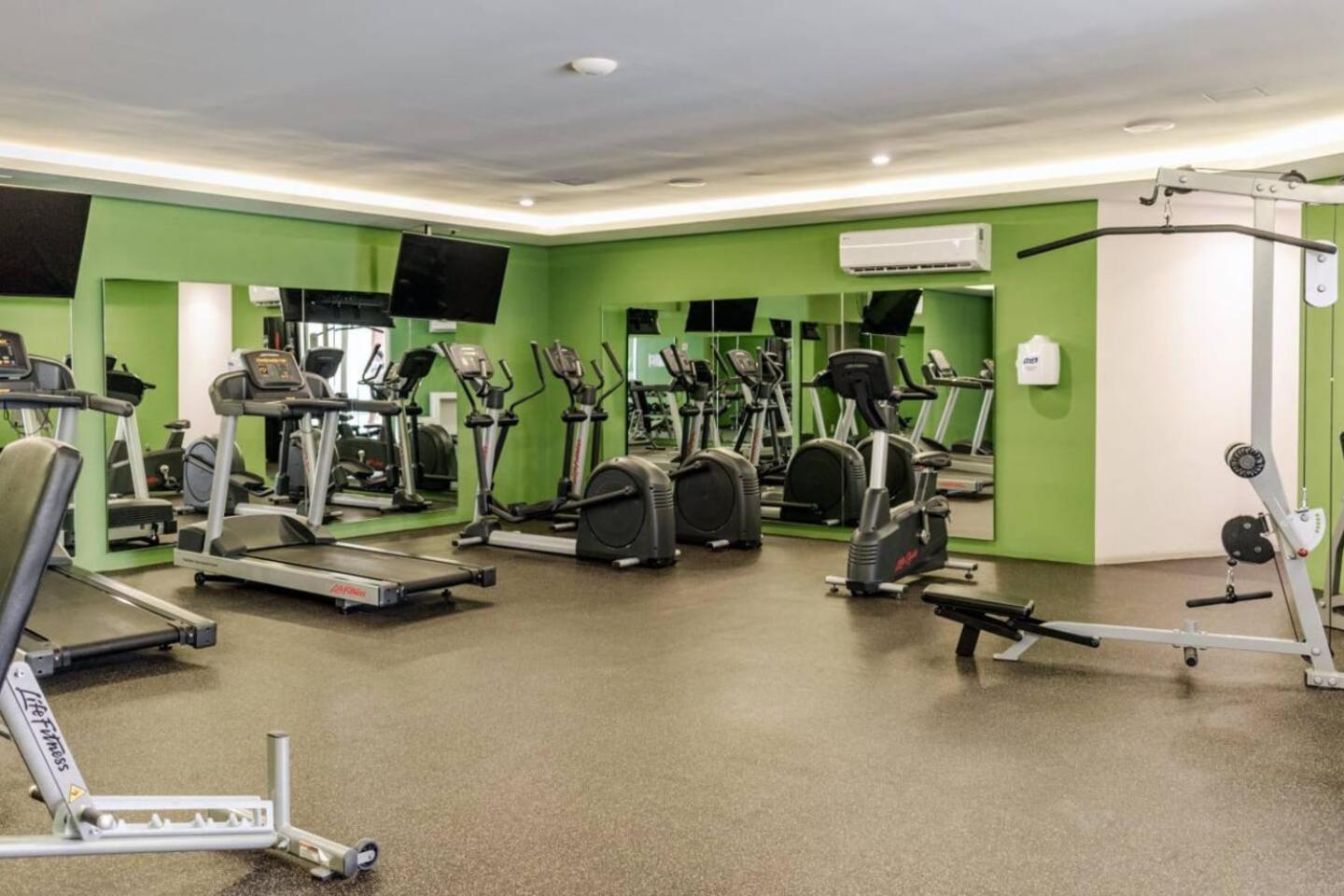 Luxury Condo, 150mb, 2 Bedroom, Cine, Gym, Pool *