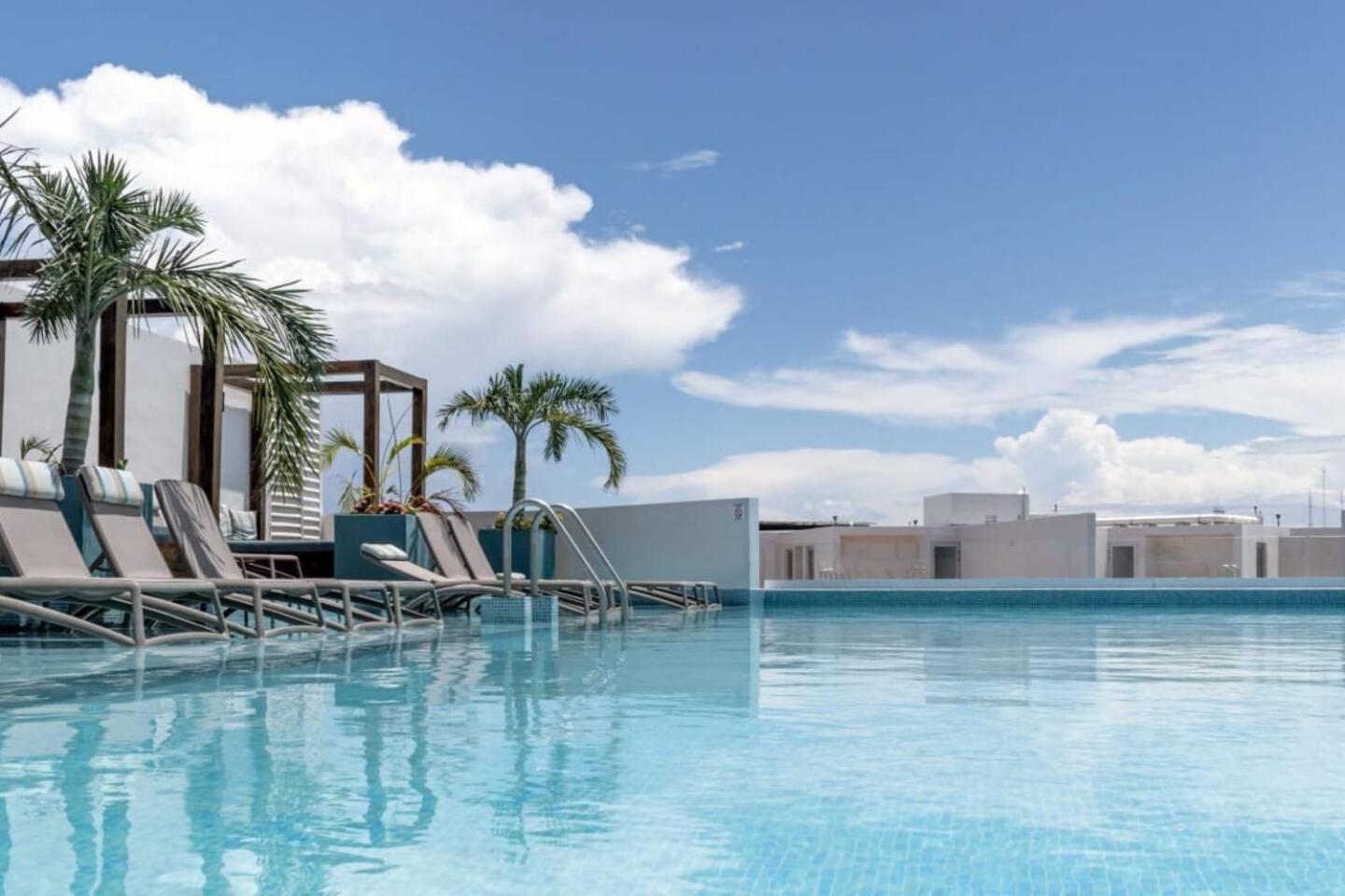 Luxury Condo, 150mb, 2 Bedroom, Cine, Gym, Pool Playa del Carmen