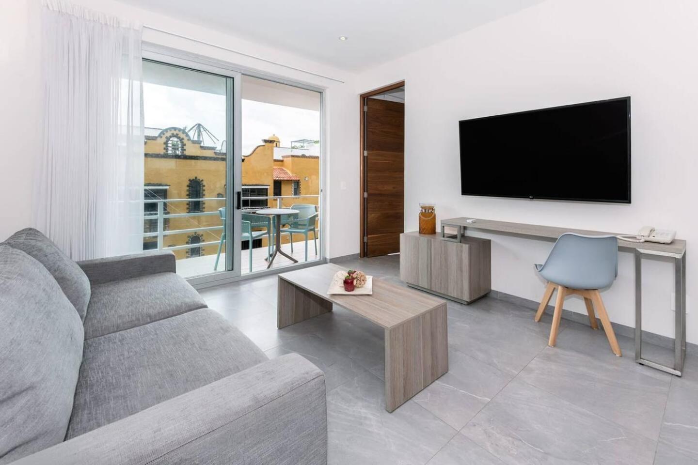 Luxury Condo, 150mb, 2 Bedroom, Cine, Gym, Pool * Playa del Carmen